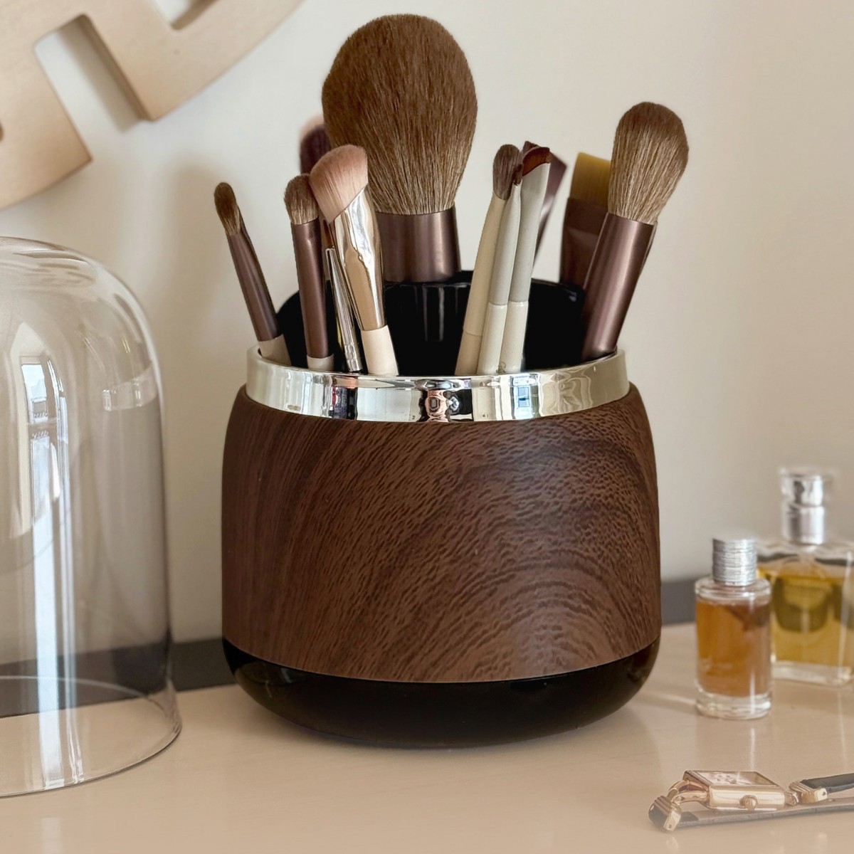 Light Luxury Makeup Brush Hold - Luxury Skincare And Makeup Brands review and price
